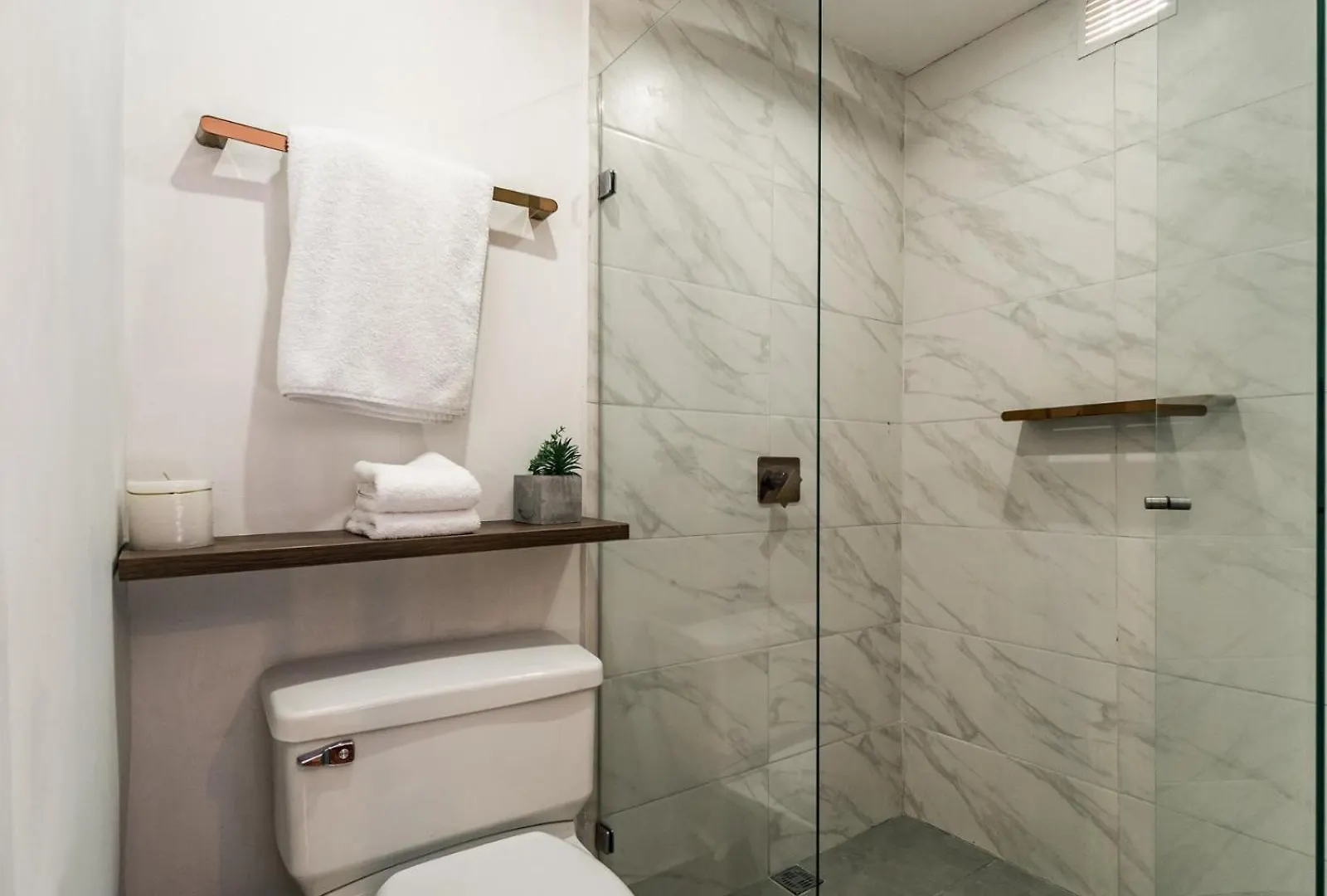 One Apartments Lleras Медельин